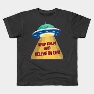 Keep calm and Belive In UFO , Alien Abduction Flying Saucer Spacecraft Kids T-Shirt